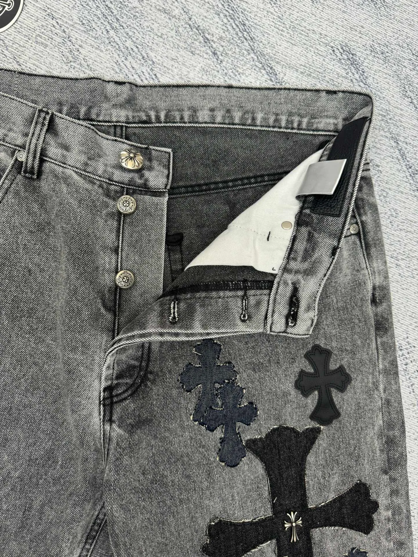P750 Chrome Heat CH limited flame patch leather jeans Size: 30/32/34/36/38 This jeans is a store VIP limited edition (can only be purchased by store VIPs) and is not an official website model, so it is even rarer. When we got it back, we found that these pants were different from the usual 501 version. These pants were made of CH's own soleplate, not the 501 soleplate. So I can only customize the fabrics myself and rely on various relationships to get the raw material fabrics. The washing process also took dozens of attempts to finally achieve the effect we wanted. This pair of pants uses a total of 35 pieces of leather, all of which are second-layer cowhide. Therefore, whether the material is leather label or wash label, fabric or hardware, the mold needs to be re-opened and the cross must be sewn manually (in order to restore it, it can only be done manually).